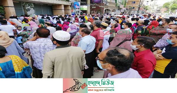 শিক্ষা প্রতিষ্ঠানের গেটে গেটে অভিভাবকদের ভিড়